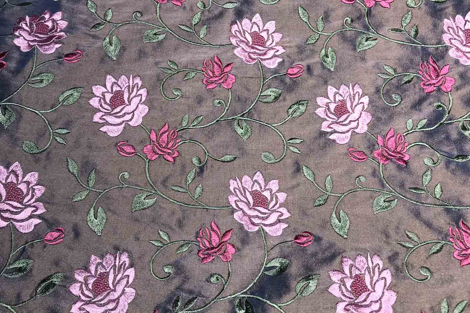 bestickte-dupionseide-rosen